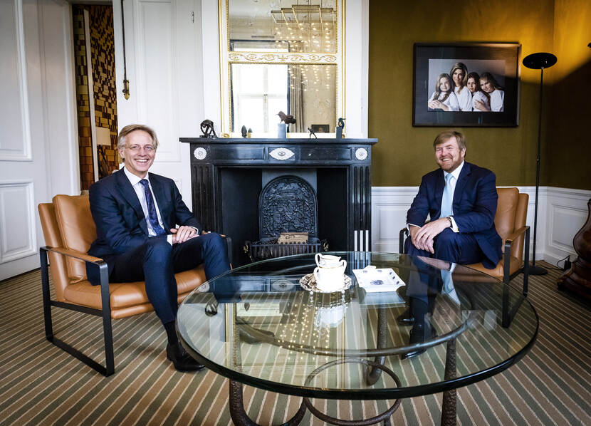 Koning Willem-Alexander ontvangt minister Dijkgraaf van Onderwijs, Cultuur en Wetenschap op Paleis Huis ten Bosch.