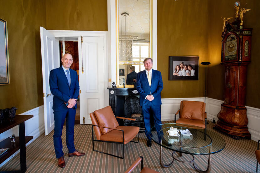 Koning Willem-Alexander poseert met minister Kuipers (VWS)