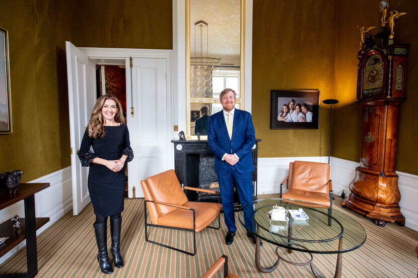 Koning Willem-Alexander poseert met minister Yeşilgöz-Zegerius (JenV)