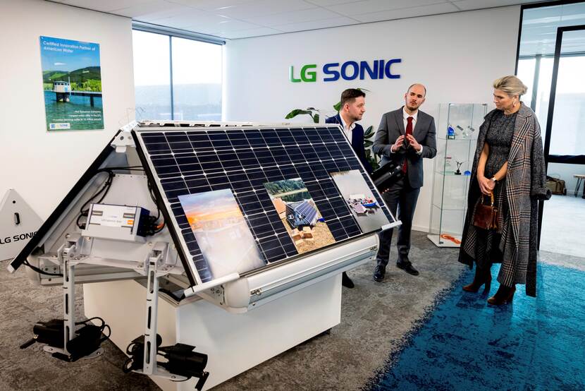 Koningin Máxima brengt werkbezoek aan LG Sonic.