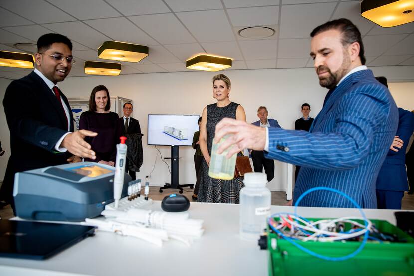 Koningin Máxima brengt werkbezoek aan LG Sonic.