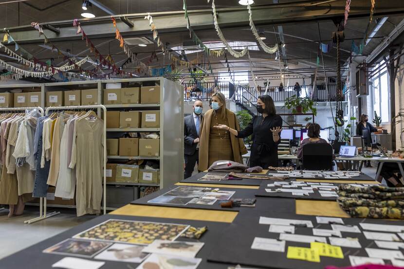 Koningin Máxima brengt een werkbezoek aan het atelier van kledingmerk By-Bar.