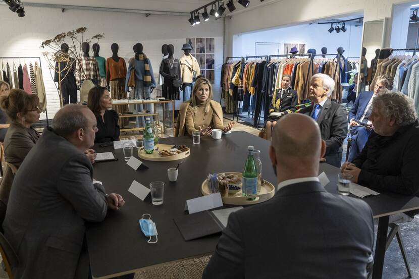 Koningin Máxima brengt een werkbezoek aan het atelier van kledingmerk By-Bar.