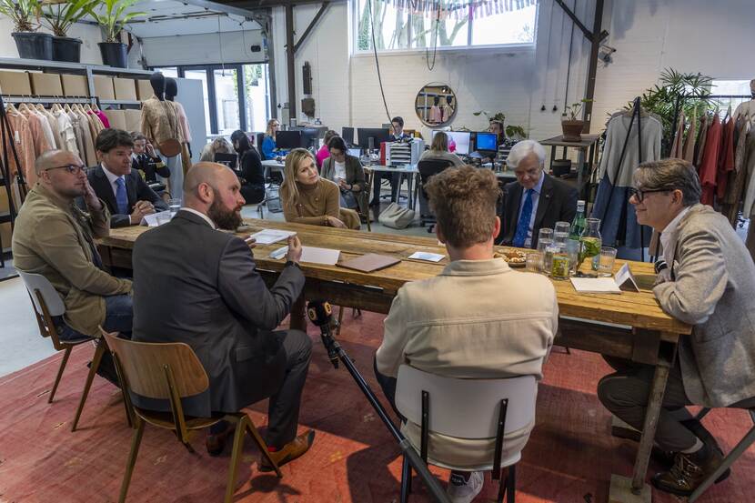 Koningin Máxima brengt een werkbezoek aan het atelier van kledingmerk By-Bar.