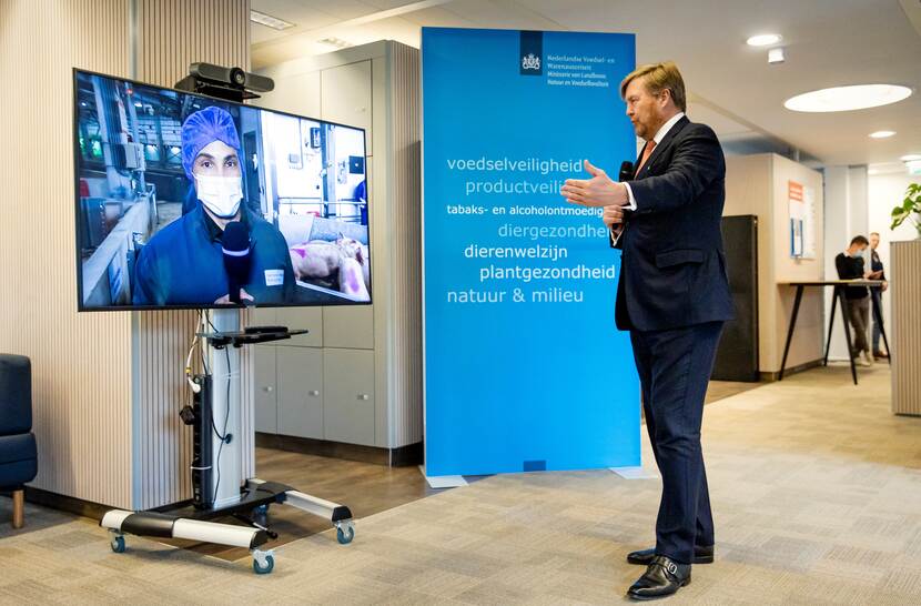 Koning Willem-Alexander brengt een werkbezoek aan de Nederlandse Voedsel- en Warenautoriteit.