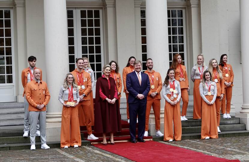 Koning Willem-Alexander en Koningin Máxima ontvangen de Nederlandse medaillewinnaars van de Olympische Winterspelen van Beijing 2022.