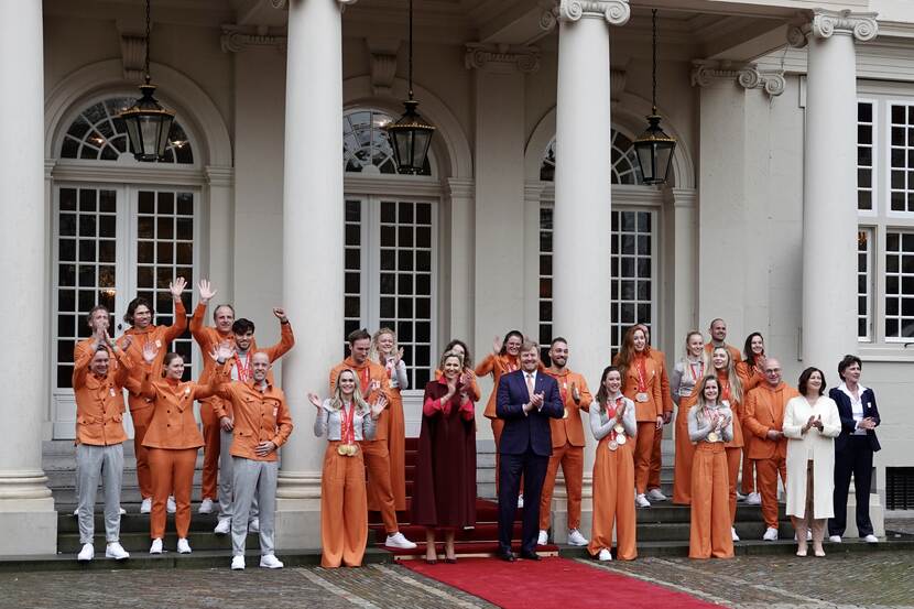 Koning Willem-Alexander en Koningin Máxima ontvangen de Nederlandse medaillewinnaars van de Olympische Winterspelen van Beijing 2022.