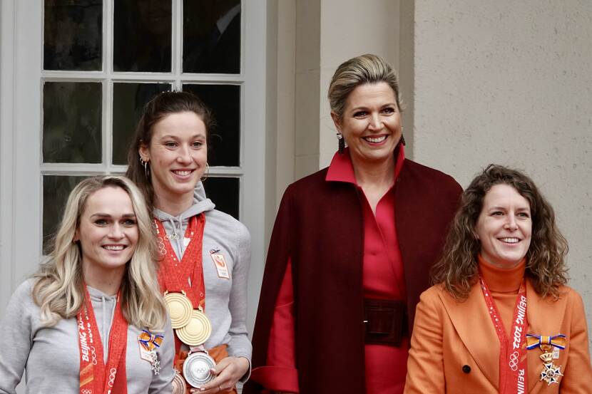 Koning Willem-Alexander en Koningin Máxima ontvangen de Nederlandse medaillewinnaars van de Olympische Winterspelen van Beijing 2022.