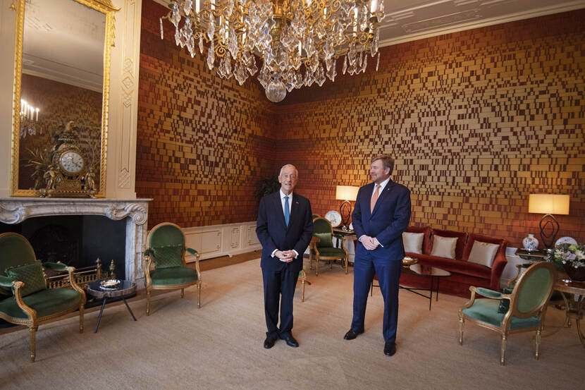 Koning Willem-Alexander ontvangt de president van Portugal, Marcelo Rebelo de Sousa, in audiëntie.