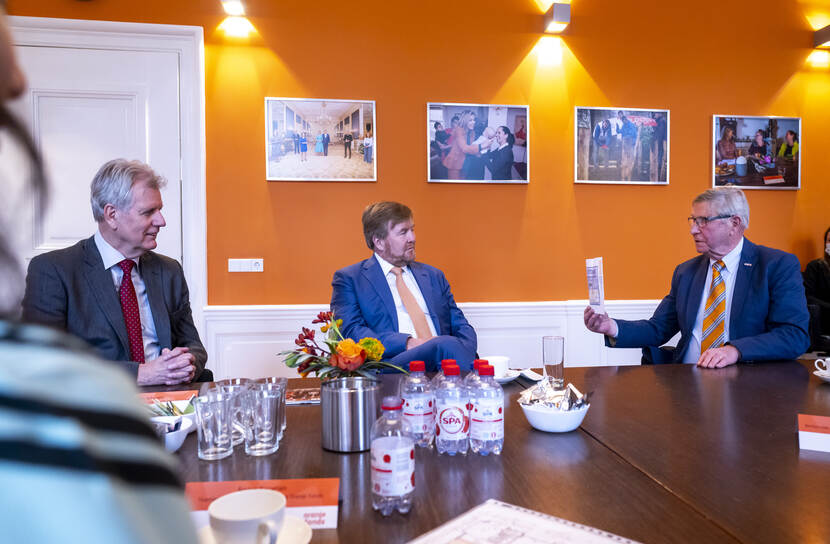 Koning Willem-Alexander en Koningin Máxima brengen een werkbezoek aan het Oranje Fonds
