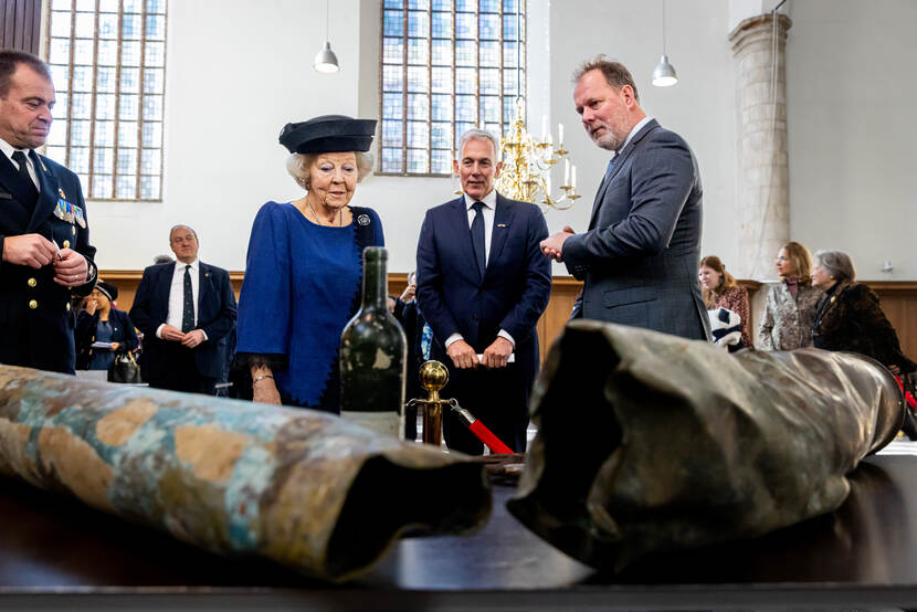 Prinses Beatrix woont de tachtigste herdenking bij van de slag in de Javazee.