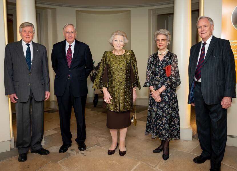 Prinses Beatrix is aanwezig bij de receptie ter ere van het 100-jarig bestaan van de Anglo-Netherlands Society