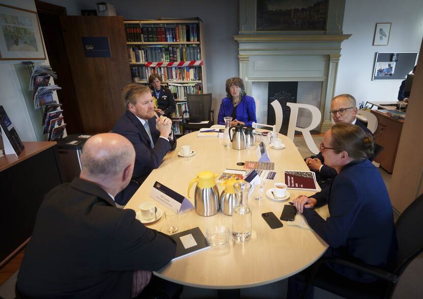 Koning Willem-Alexander brengt een werkbezoek aan de Wetenschappelijke Raad voor het Regeringsbeleid (WRR) in Den Haag.