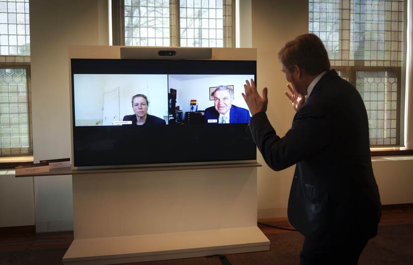 Koning Willem-Alexander brengt een werkbezoek aan de Wetenschappelijke Raad voor het Regeringsbeleid (WRR) in Den Haag.