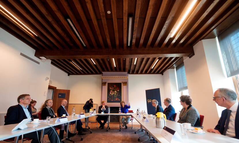 Koning Willem-Alexander brengt een werkbezoek aan de Wetenschappelijke Raad voor het Regeringsbeleid (WRR) in Den Haag.