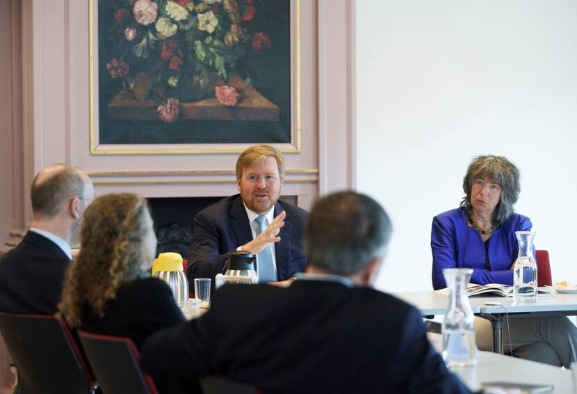 Koning Willem-Alexander brengt een werkbezoek aan de Wetenschappelijke Raad voor het Regeringsbeleid (WRR) in Den Haag.