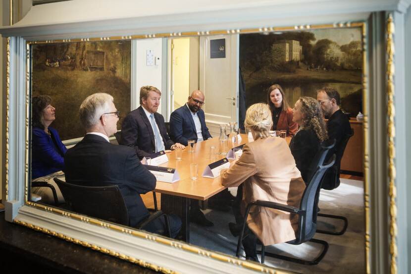 Koning Willem-Alexander brengt een werkbezoek aan de Wetenschappelijke Raad voor het Regeringsbeleid (WRR) in Den Haag.
