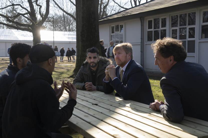 Koning Willem-Alexander in gesprek met anderen