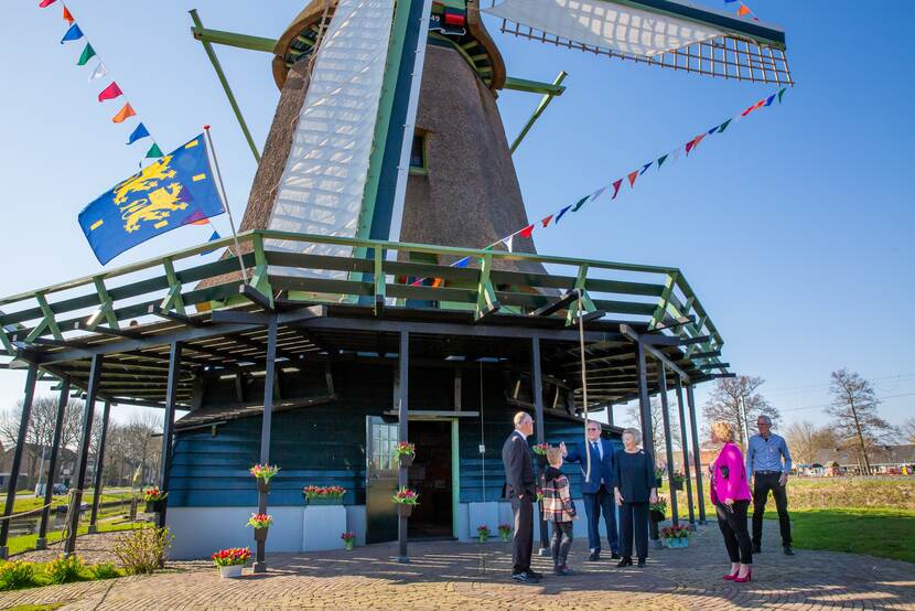 Prinses Beatrix bekijkt een molen.