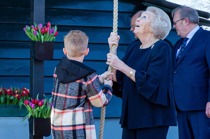 Prinses Beatrix trekt aan een touw.