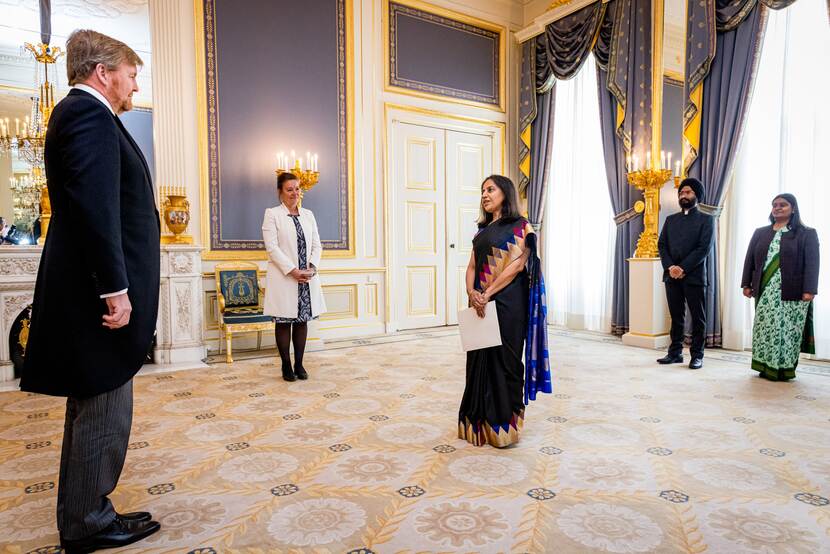 Koning ontvangt geloofsbrieven van ambassadeur India