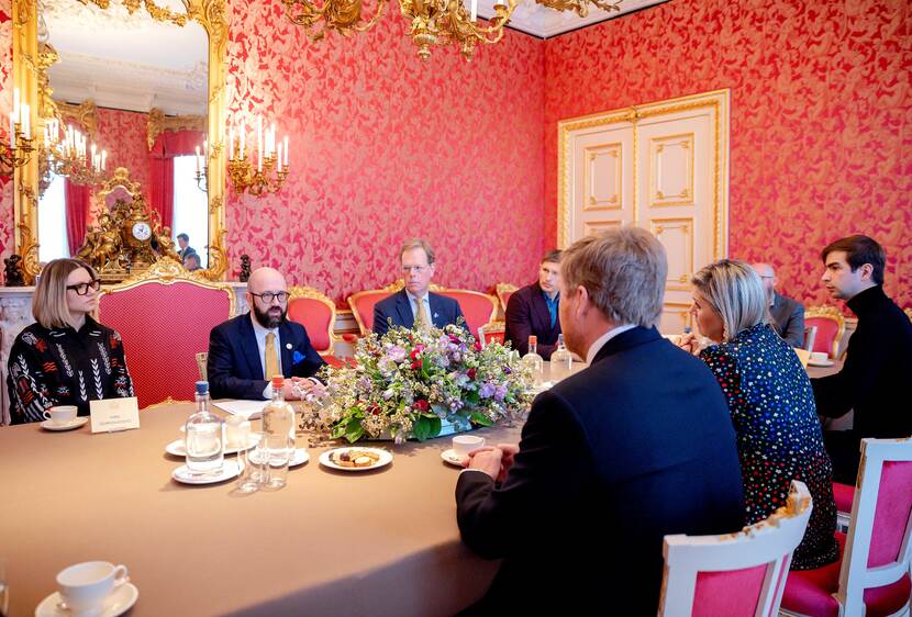 Koning Willem-Alexander en Koningin Máxima spreken met een aantal mensen uit de Oekraïense gemeenschap in Nederland.