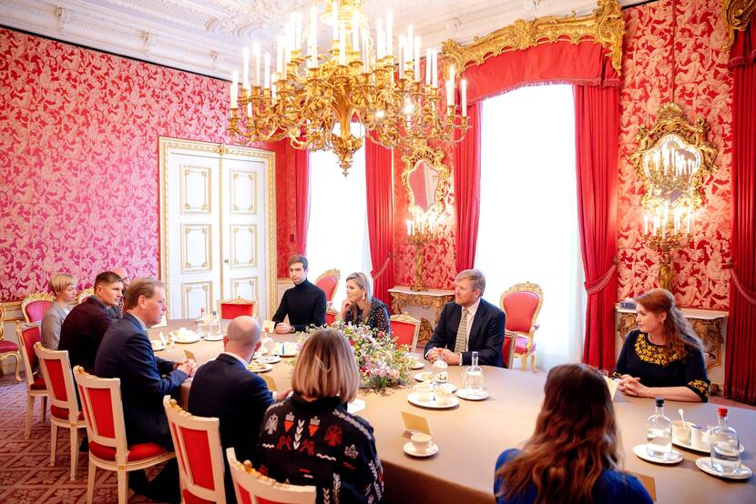 Koning Willem-Alexander en Koningin Máxima spreken met een aantal mensen uit de Oekraïense gemeenschap in Nederland.