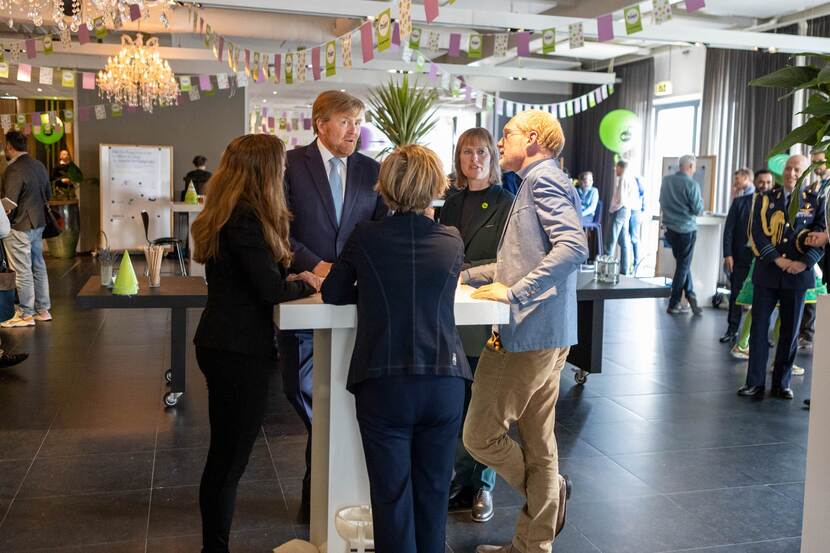 Koning Willem-Alexander is aanwezig bij de 10e editie van het evenement ‘HIER opgewekt'