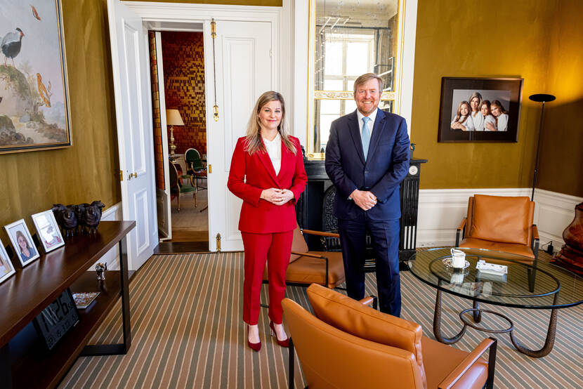 Minister Liesje Schreinemachter (Buitenlandse Handel en Ontwikkelingssamenwerking) en Koning Willem-Alexander.