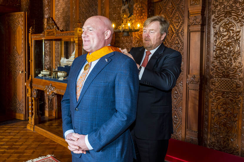 Koning Willem-Alexander reikt de eremedaille voor Kunst en Wetenschap van de Huisorde van Oranje uit aan astronaut André Kuipers.