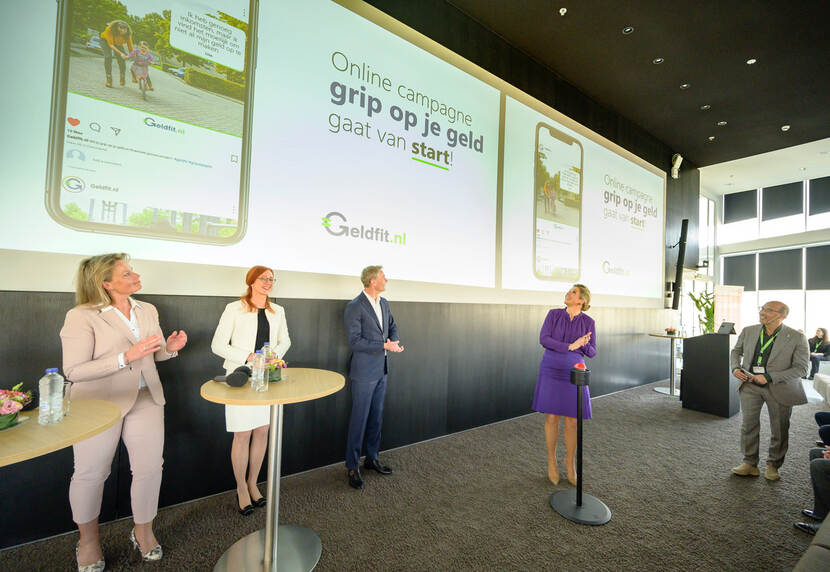 Koningin Máxima, erevoorzitter van SchuldenlabNL, lanceert de landelijke Geldfit campagne ‘Grip op je geld’.