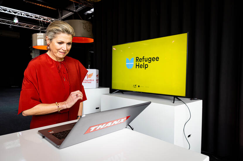Koningin Máxima bij een laptop.