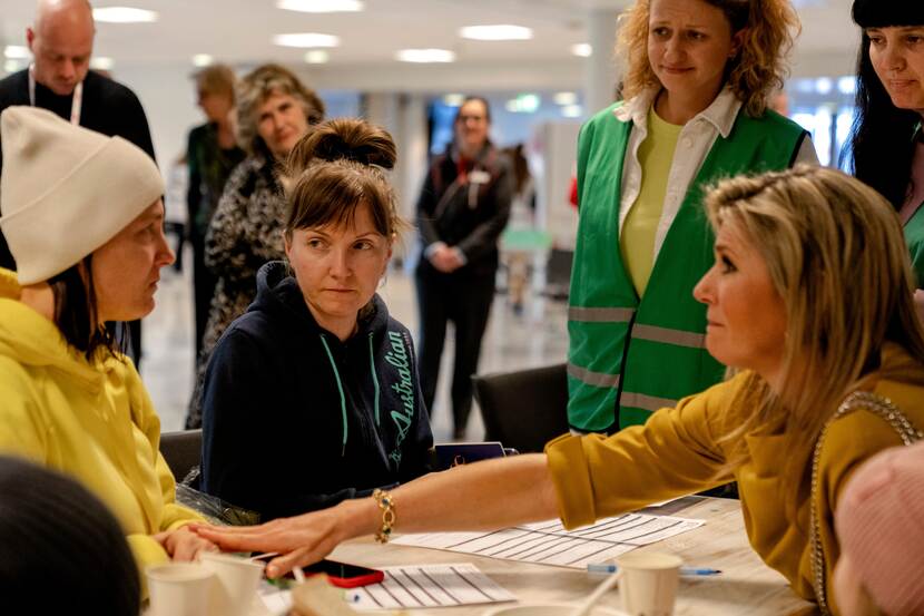 Koningin Máxima brengt een bezoek aan een Humanitarian Service Point voor vluchtelingen uit Oekraïne.