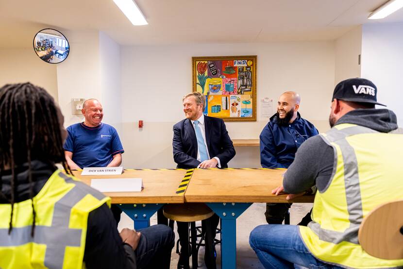 Koning Willem-Alexander brengt een werkbezoek aan Reclassering Nederland