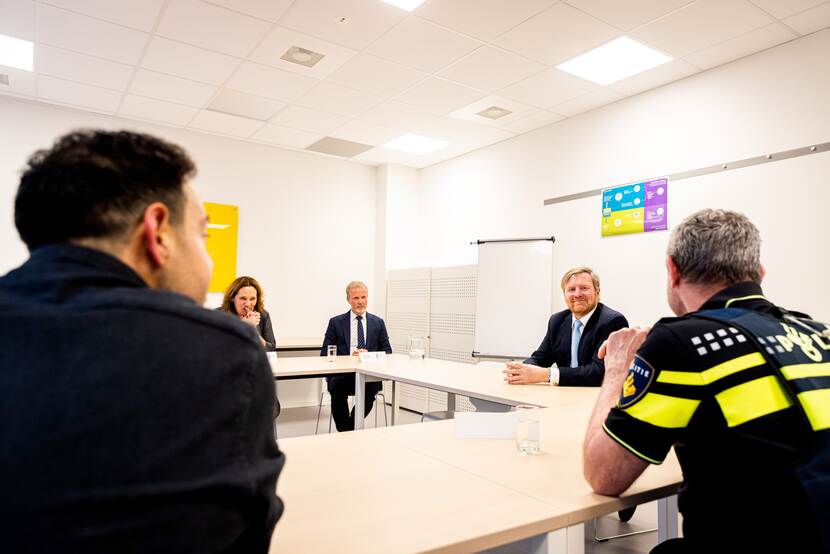 Koning Willem-Alexander brengt een werkbezoek aan Reclassering Nederland