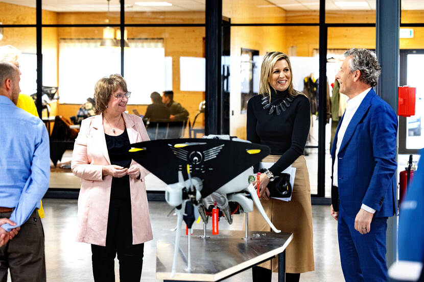 Koningin Máxima en SER-voorzitter Mariëtte Hamer brengen een werkbezoek aan High Eye in Dordrecht, regio Drechtsteden.