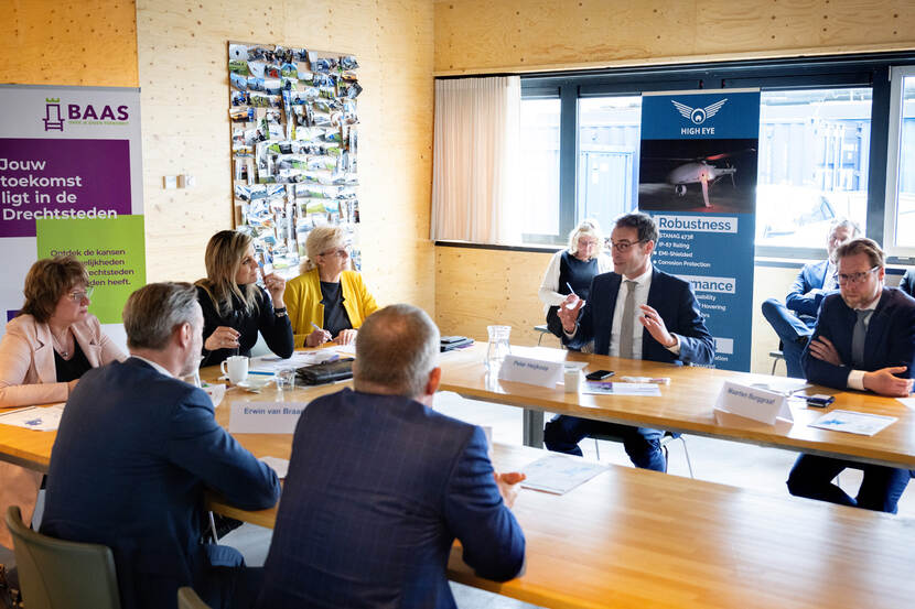 Koningin Máxima en SER-voorzitter Mariëtte Hamer brengen een werkbezoek aan High Eye in Dordrecht, regio Drechtsteden.