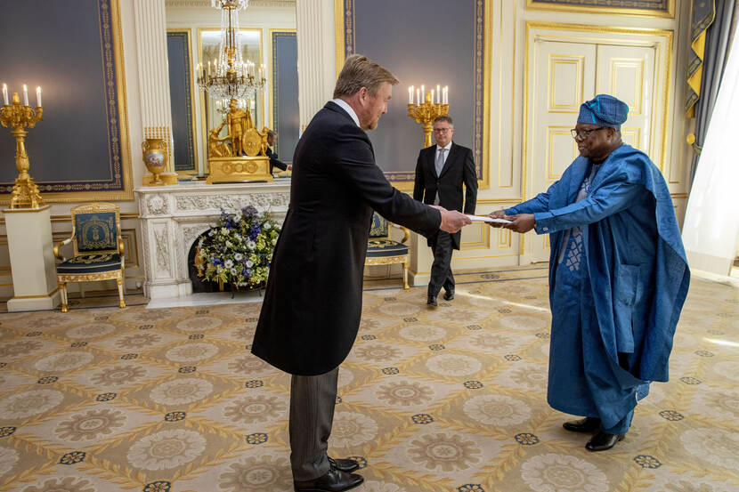 Koning ontvangt geloofsbrieven ambassadeur Benin