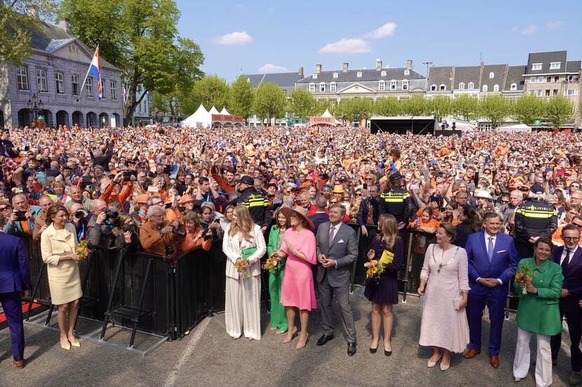De koninklijke familie op het Vrijthof tijdens Koningsdag 2022 in Maastricht.