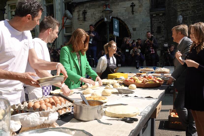 De Koninklijke familie helpt bij de bereiding van lokale gerechten tijdens Koningsdag 2022 in Maastricht