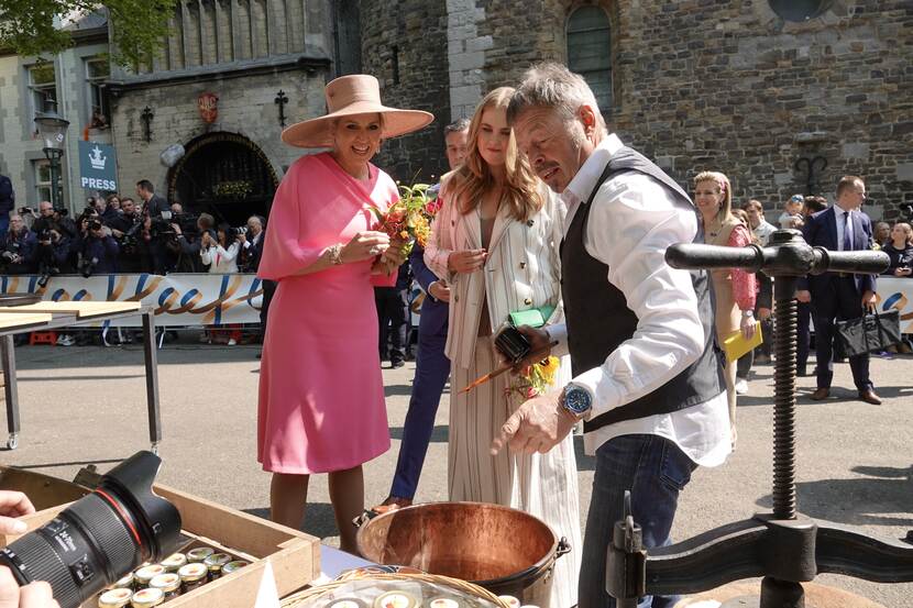 Koningin Máxima en de Prinses van Oranje op de route langs het ‘Bourgondisch leven’ tijdens Koningsdag 2022 in Maastricht