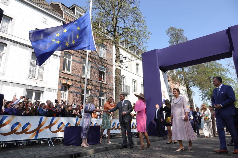 Koninklijke familie bij de 'poort naar Europa' tijdens Koningsdag 2022 in Maastricht