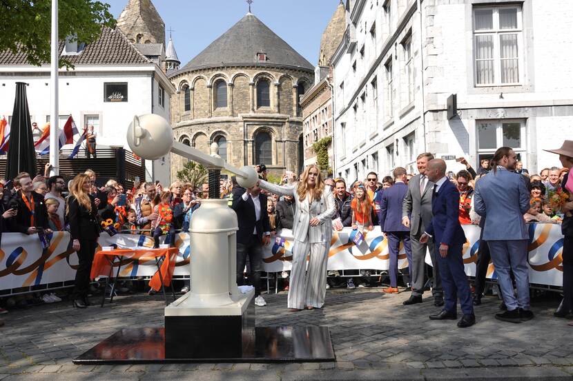De Prinses van Oranje slaat een herdenkingsmunt van het Verdrag van Maastricht.
