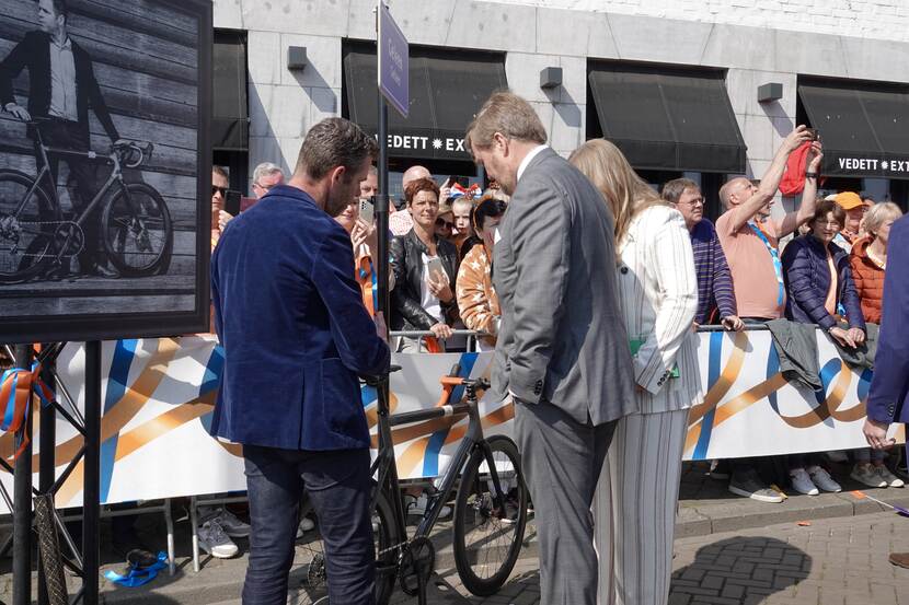 Koning Willem-Alexander en de Prinses van Oranje bekijken de Limburg Bike op Koningsdag 2022 in Maastricht.