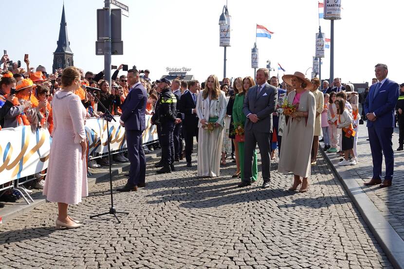 De burgemeester van Maastricht en de gouverneur van Limburg heten de Koninklijke familie welkom.