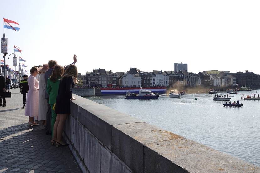 Vanaf de Sint Servaasbrug in Maastricht bekijkt de Koninklijke familie de watersportverenigingen uit de stad en omstreken.