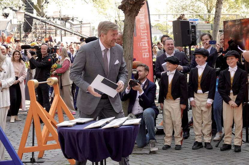 Koning Willem-Alexander tijdens een quiz over het Mestreechs op Koningsdag 2022 in Maastricht.
