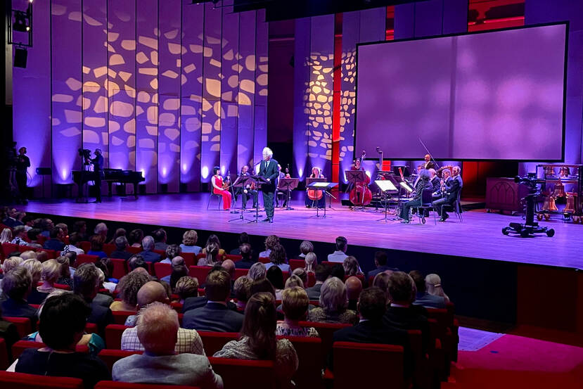 Blik op podium van Theater aan het Vrijthof in Maastricht.