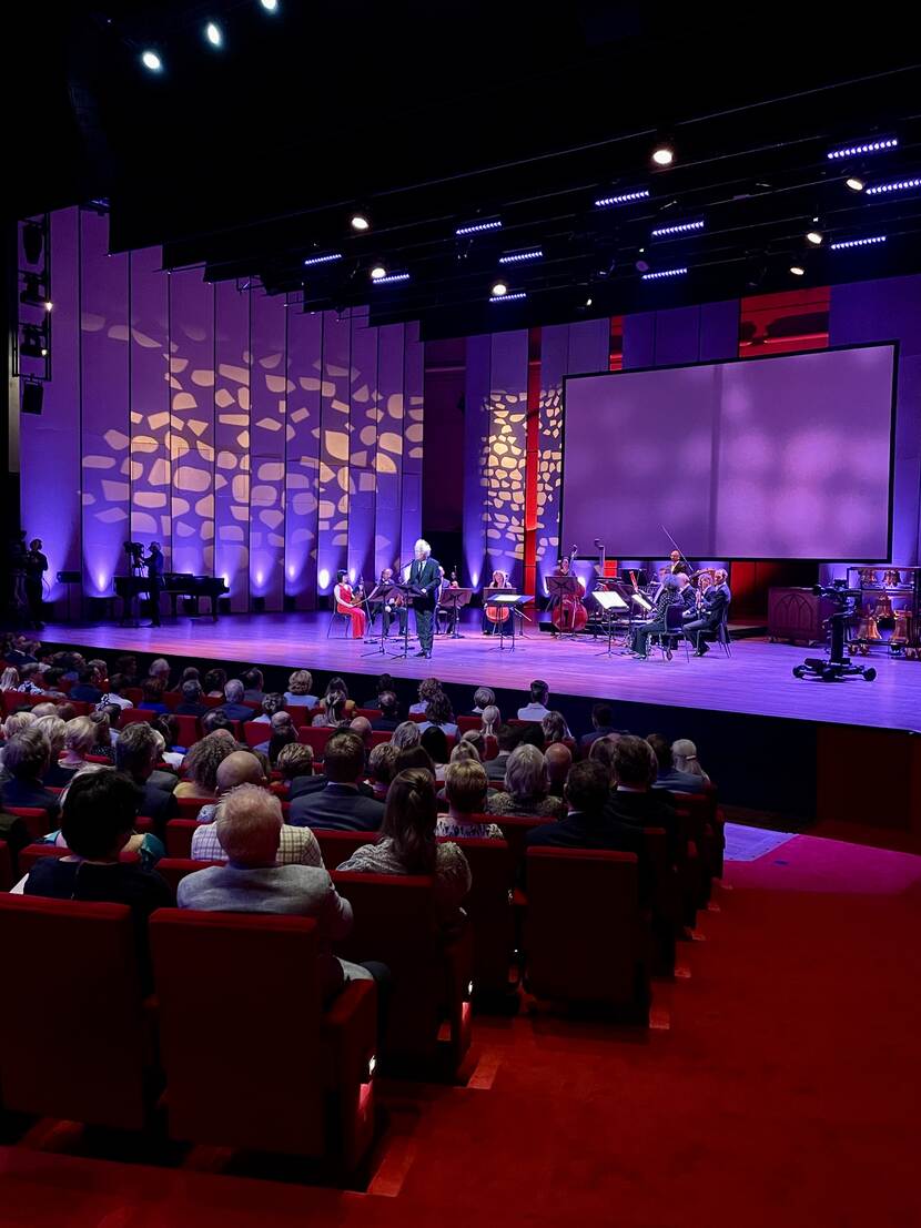 Blik op podium van Theater aan het Vrijthof in Maastricht.