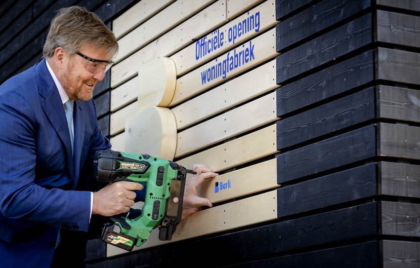 Koning Willem-Alexander opent de nieuwe woningfabriek van Barli.